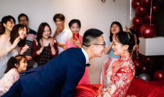 凤冠霞帔的意思（凤冠霞帔的意思及造句）