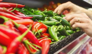 带油的蒜蓉剁椒怎么做(用油炒的剁椒酱的做法)