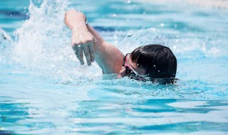 梦见游泳什么征兆 梦见游泳是什么预兆