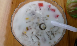 海南清补凉椰奶的做法（海南清补凉用的是椰子奶还是椰子汁）