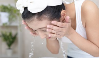 盐水洗脸用什么盐 那盐水洗脸