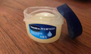 凡士林的作用（凡士林的作用与用途去黑头）