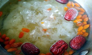 银耳雪梨汤的功效 银耳雪梨汤的功效与作用