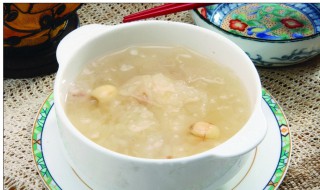 冰糖银耳汤桃胶的功效与作用（冰糖银耳汤桃胶的功效与作用是什么）