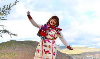 夏季旅游女性适合穿什么鞋（夏天旅游女性服装搭配）