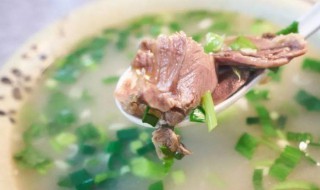 热羊肉汤的正确方法（热乎乎的羊肉汤）