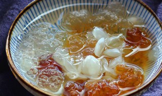 吃皂角米桃胶雪燕禁忌（吃皂角米桃胶雪燕禁忌有哪些）