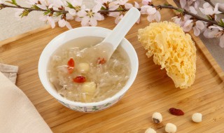 银耳羹有什么功效（银耳羹有什么功效和禁忌）