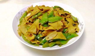 尖椒豆腐皮的家常做法 东北尖椒豆腐皮的家常做法