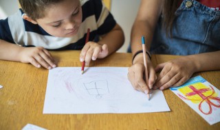彩笔画到桌上怎么去除 彩笔画到桌上怎么去除痕迹