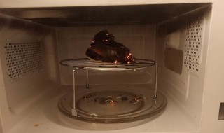 微波炉冒烟是怎么回事（微波炉加热冒烟有焦味）