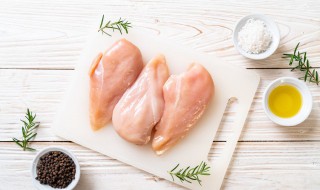 一块鸡胸肉有多少蛋白质（70公斤健身一天吃多少蛋白质）