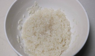 煮熟的大米能放在冰箱里冷冻吗 煮熟的大米能放在冰箱里冷冻吗多少度
