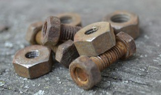 螺母锈死拧不下来妙招（生锈的螺丝怎样快速卸下来）