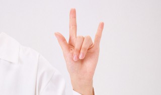 右手食指戴戒指意义是什么呢（右手食指戴戒指是什么意思?）