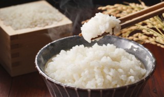 虾仁炒米饭怎么做好吃 虾仁蛋炒饭的家常做法