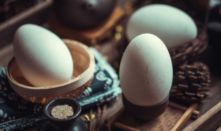 一个鹅蛋的热量是多少千卡（一个鹅蛋大约重多少克,热量是多少）