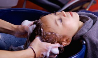 淘米水洗头发的功效与作用（淘米水洗脸能祛斑美白吗）