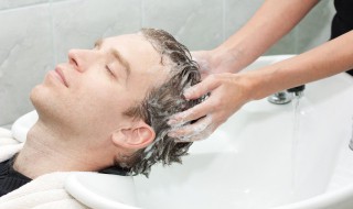 洗头怎么防止耳洞碰水（打耳洞后的洗头小妙招）