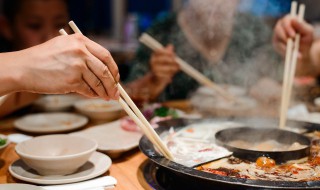 吃火锅屋里怎么快速散味（家里吃完火锅怎么散味道）