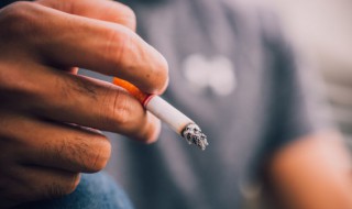 抽烟会导致脱发吗（抽烟会导致掉头发吗）