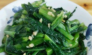 炒油麦菜不变色的妙招（咋样炒油麦菜不变色）
