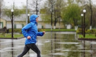 下雨天可以在室外跑步吗（下雨天可以在室外跑步吗冬天）