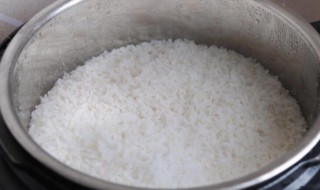 电饭锅做米饭一碗米要放几碗水（电饭锅做米饭一碗米要放几碗水才能熟）