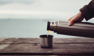保温杯里的茶垢怎么去除（茶杯茶垢用什么能快速去除）