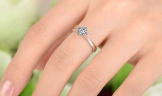 订婚戒指带哪个手指 女生订婚戒指戴哪个手指