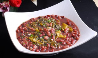 浓浓的酸菜红豆汤怎么做（红豆酸菜汤的做法）