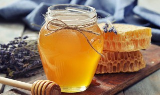 西洋参和蜂蜜一起泡水喝可以吗（西洋参和蜂蜜泡水喝的功效）