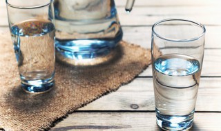 空腹喝淡盐水的功效与作用（空腹喝白开水的好处和坏处）