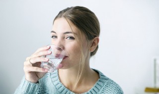 喝水少会引起尿酸高吗（喝水少会引起尿酸高吗 喝水少会怎么样）