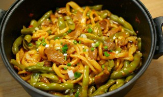 豆角焖面是生面还是熟面（豆角焖面是生面条还是熟面条）