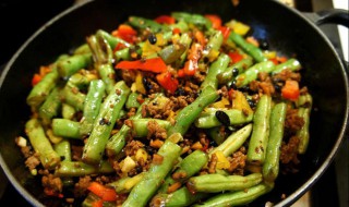 干煸四季豆是先焯水还是直接炒（干煸四季豆要先焯水吗）