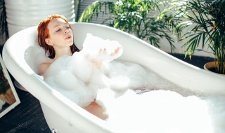 生姜泡澡的功效与作用 艾叶紫苏生姜泡澡的功效与作用