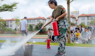 灭火器的使用方法四步（灭火器的使用方法一提二拔三握四压）