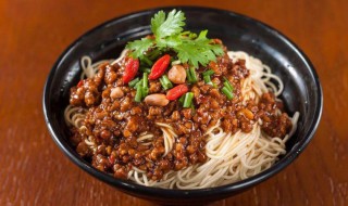 老坛酸菜牛肉干拌面使用方法（老坛酸菜牛肉面干拌吃法）