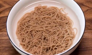 荞麦面煮完水会变色吗 荞麦面煮了水会不会变颜色