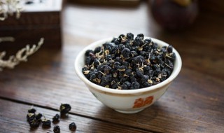 黑枸杞晚上喝可以吗 黑枸杞晚上喝可以吗女生