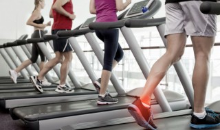 跑步机可以光脚跑步吗（跑步机可以光脚跑步吗女生）