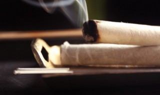 感冒初期刮痧和艾灸哪个好（感冒初期刮痧和艾灸哪个好点）