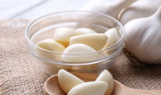 腊八蒜吃太多会怎么样（腊八蒜吃多了会消化不良吗）