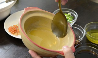 色拉油的密度（色拉油的密度比水小吗）