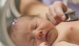 新生儿吃的太饱的表现 新生婴儿吃的太饱有那些表现