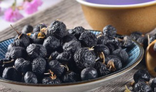 黑枸杞和大枣泡水喝放多少 黑枸杞加大枣泡水