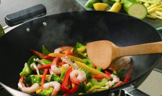 炒菜锅用什么材质的好（炒菜锅用什么材质的好,不容易粘锅）