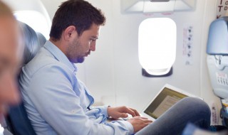 笔记本电脑可以带上飞机吗 笔记本电脑可以带上飞机吗还是要托运
