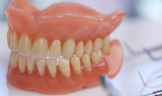 固定假牙怎么清洁 固定假牙怎么清洁基牙缝里面